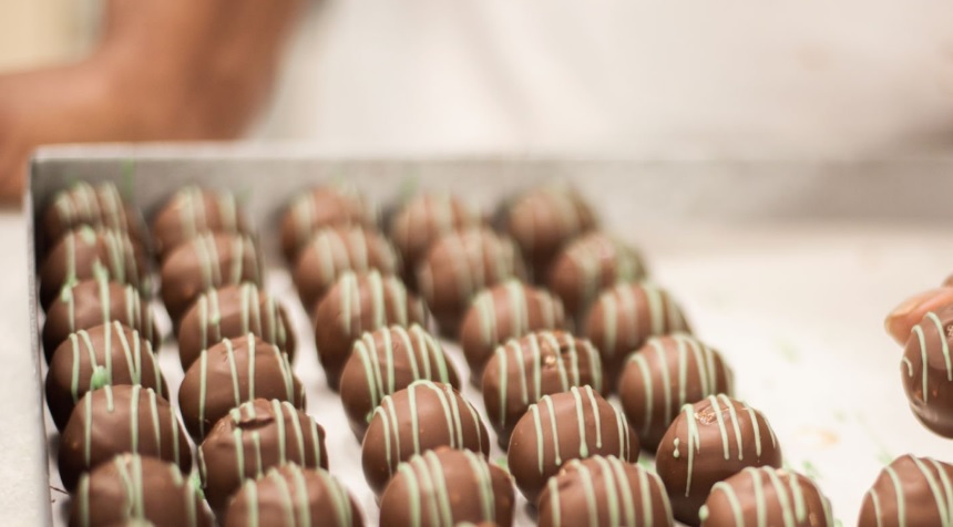 Wybór między czekoladą, pomadą a polewą cukrową — co warto wiedzieć