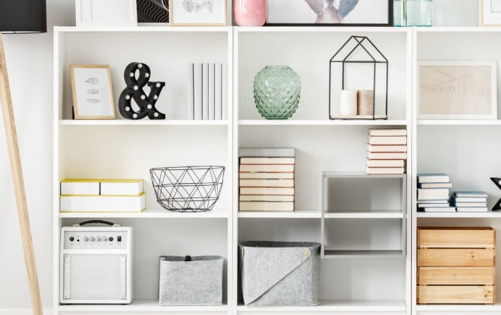 Jak regały wpływają na swobodę poruszania się we wnętrzu?