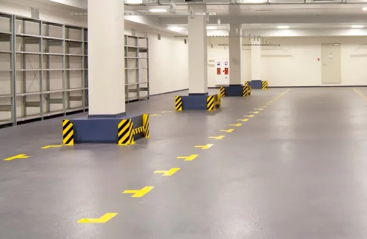 Jak w praktyce liczy się wycenę, jeśli posadzki betonowe przemysłowe mają różne strefy obciążenia w jednej hali?